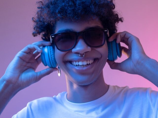 happy-guy-dark-skinned-guy-min